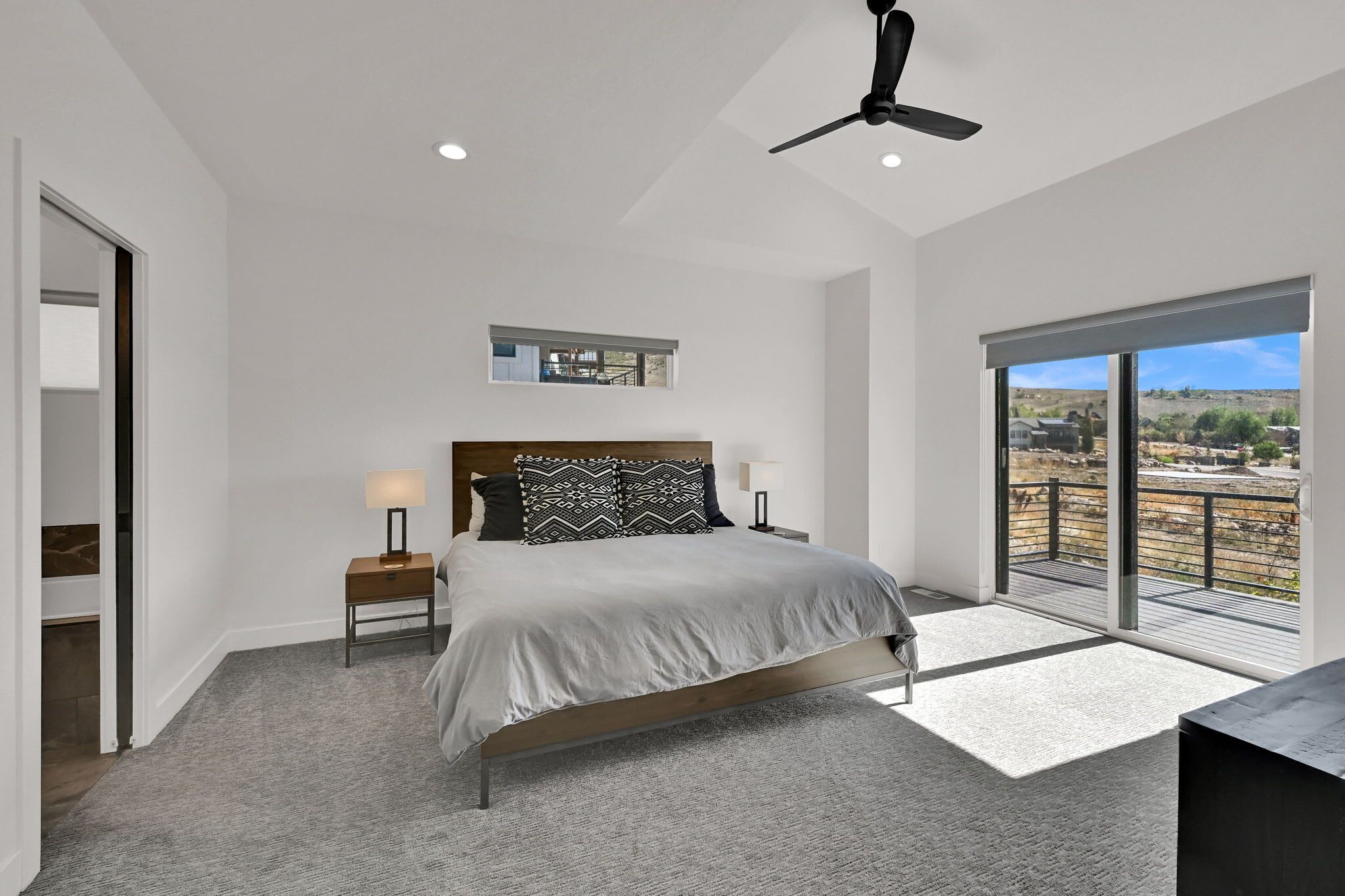 4 عدّة غرف نوم ومكتب ومكواة/لوح كي وواي فاي