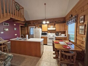 Fridge, microwave, oven, stovetop - Mountain Hideaway Getaway Affordable Cabin Rental Overlooking Bryson City NC (Bryson City)