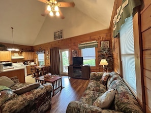 TV - Mountain Hideaway Getaway (Bryson City)