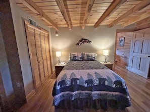 2 bedrooms, bed sheets - Mountain Hideaway Getaway (Bryson City)