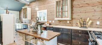 Benton Harbor Home 3 Mi to Beach: Grill & Yard