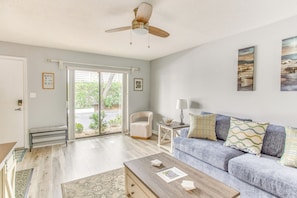 Interior - Walk to Ocean: Myrtle Beach Condo w/ Deck (Myrtle Beach)