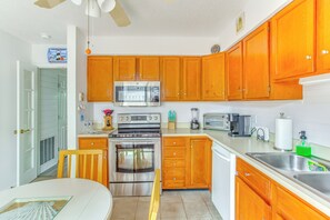 Interior - Walk to Ocean: Myrtle Beach Condo w/ Deck (Myrtle Beach)