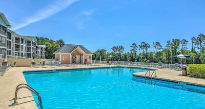 Screened Porch & Community Perks: Myrtle Beach Gem