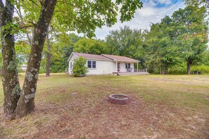 Interior - Rural Spiro Getaway w/ Private Deck! (Spiro)