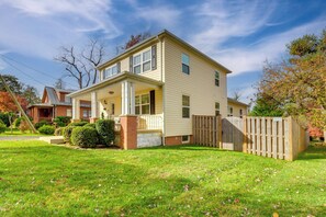 House (4 Bedrooms) | Interior - Warrenton Gem: Walk to Downtown! (Warrenton)