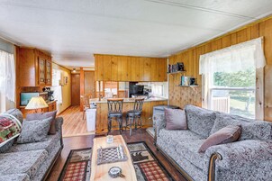 Interior acogedor de una cabaña con sala de estar, cocina y comedor.