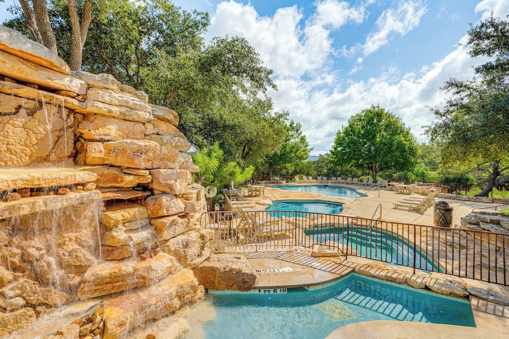 Scenic View! Resort-style Lake Travis Group Escape - Lago Vista, TX