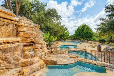 Lake Travis Views! Hollows Cabin, Pools, Sleeps 10