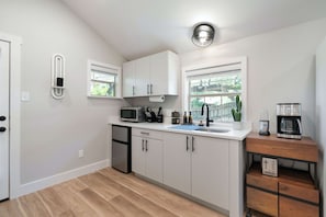 KĂŒhlschrank, Mikrowelle, Wasserkocher mit Kaffee-/Teezubehör, Toaster