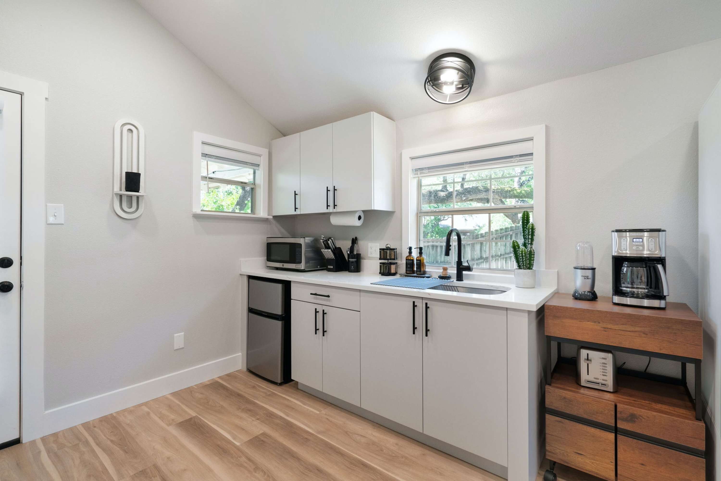 Réfrigérateur, micro-ondes, cafetière/bouilloire, grille-pain