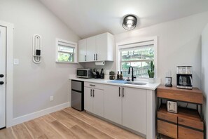 雪櫃、微波爐、咖啡機/沖茶器、多士爐