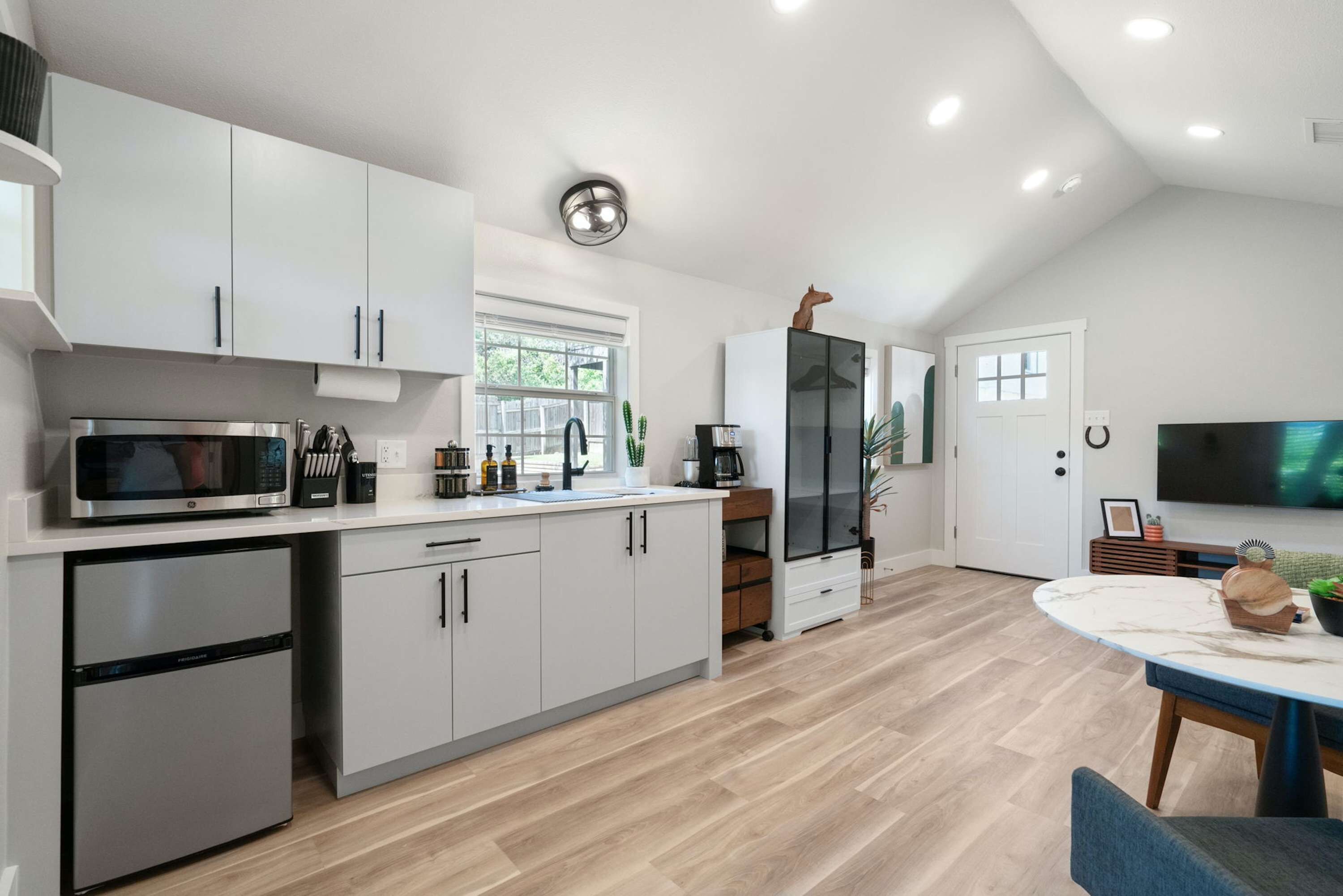 Réfrigérateur, micro-ondes, cafetière/bouilloire, grille-pain