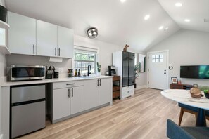 雪櫃、微波爐、咖啡機/沖茶器、多士爐