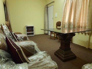 Comfort Suite, River View | Living area | Flat-screen TV - Rahul Homestay (Sainj)