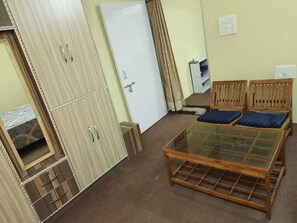 Kahden hengen deluxe-huone, jokinäköala | Oleskelualue | Taulutelevisio