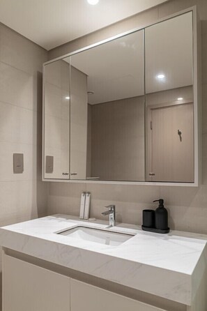 Hair dryer - Full Burj Khalifa Fountain View (Dubai)