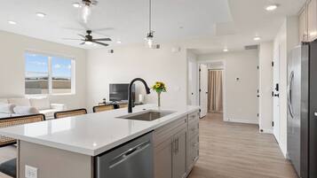 ثلاجة، ميكروويف، فرن، موقد طهي مسطح