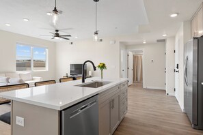 ثلاجة، ميكروويف، فرن، موقد طهي مسطح