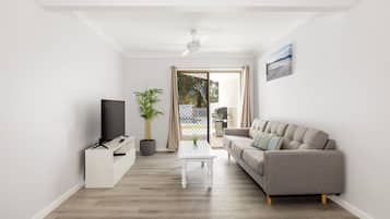 Smart TV, books, stereo