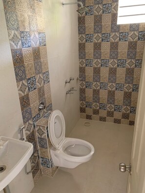 Shower, towels, soap, shampoo - Mamata Courtyard Anjuna (Anjuna)