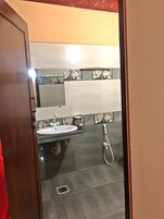 淋浴设施、毛巾、肥皂、卫生纸