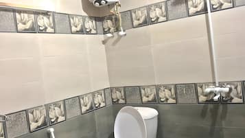 Habitación individual | Baño | Regadera, toallas, jabón, papel de baño
