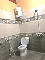 单人房 | 浴室 | 淋浴设施、毛巾、肥皂、卫生纸