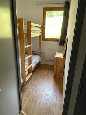 2 makuuhuonetta, silitysrauta/-lauta, vauvan matkasänky