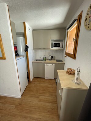 Kühlschrank, Mikrowelle, Herdplatte, Geschirrspüler