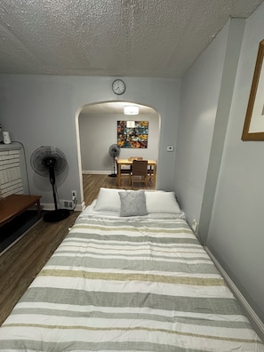 1 habitación, tabla de planchar con plancha y cuna de viaje