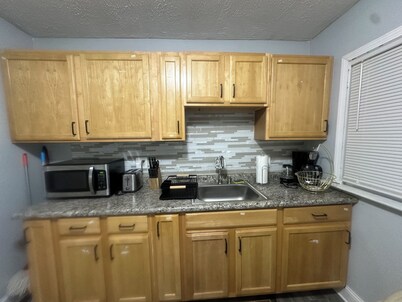 Cozy house in welcoming Cleveland with AC, WiFi