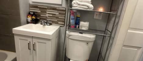 ヘアドライヤー、タオル、石鹸、トイレットペーパー