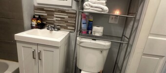 Cozy house in welcoming Cleveland with AC, WiFi