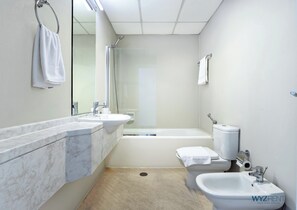 Apartament Comfort, vistes a la ciutat | Bany | Assecador de cabells, tovalloles, sabó i xampú 
