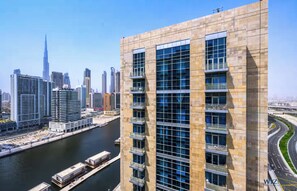 Lake view - 1 Bedroom Gem is Business Bay (Dubai)