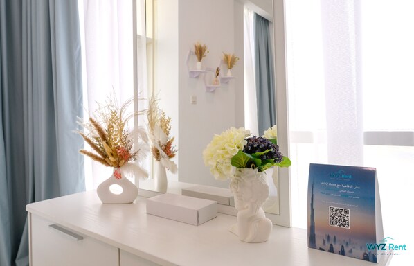 1 habitación, escritorio y espacio para trabajar con laptop 