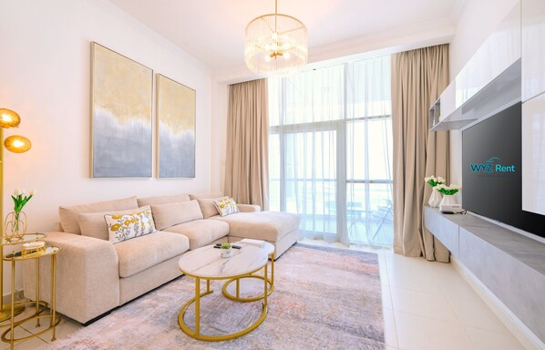 Apartamento conforto, vista para a cidade | Sala de estar | Smart TV 50 cm com canais a cabo, Netflix, serviços de streaming