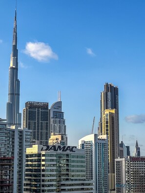 Apartament Comfort, vistes a la ciutat | 1 dormitori, roba de llit d'alta qualitat i escriptori 