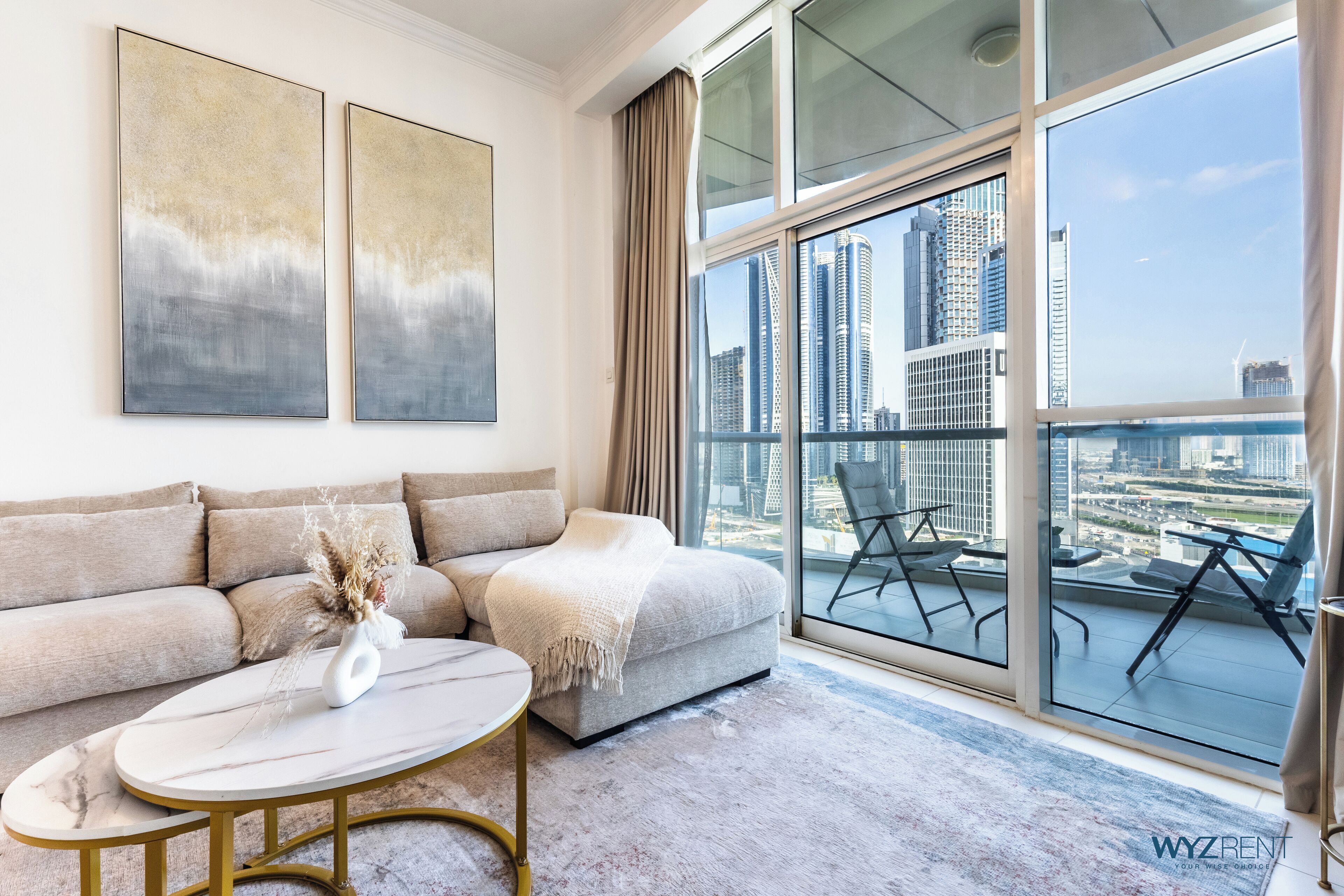 コンフォート アパートメント シティビュー | リビングルーム | 50 cmのスマートテレビ (ケーブル放送視聴可)、Netflix、ストリーミングサービス