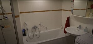 Secadora de cabello, toallas, jabón, shampoo 