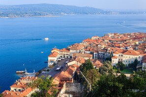 A coastal town with historic buildings, a marina, and a lighthouse. - Il Gioiellino Indoor Pool And Sauna (Gignese)