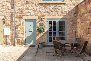 Outdoor dining - Host & Stay | The Old Smokey (Seahouses)