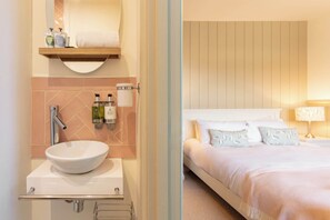 Shower, hair dryer, towels, shampoo - Host & Stay | The Old Smokey (Seahouses)