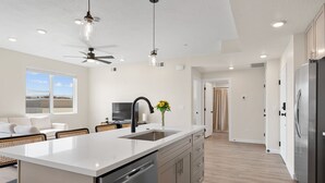 Condo, 2 phòng ngủ | Bếp riêng