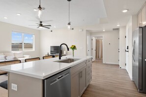 Private kitchen - Cactus Blossom Oasis 2 Bedroom Condo (St. George)