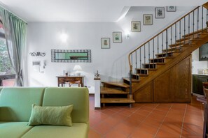 House, Balcony, Hill View | Living area | 32-inch Smart TV with cable channels, stereo - Casa Bellosguardo a Vinci (Vinci)