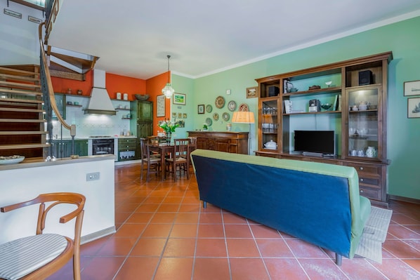 Maison, balcon, vue sur la colline | Aire de séjour | Téléviseur connecté de 32 po avec télévision par câble, chaîne audio