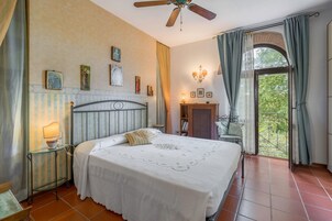 1 habitación, tabla de planchar con plancha y cunas gratuitas 