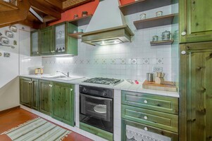 Refrigerador con freezer, microondas, horno, placa de cocina